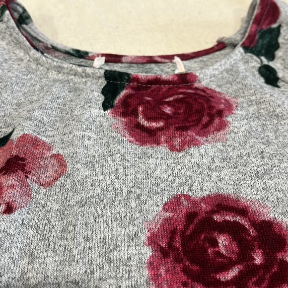 Cold shoulder Bell Sleeve Gray Rose Long Sleeve Top, Size Small - Picture 10 of 16